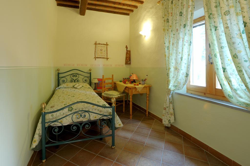 Agriturismo Podere Poggio Ai Cieli San Gimignano Szoba fotó